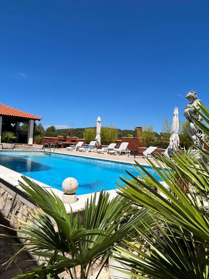 Apartment With Swimming Pool Jelsa  Eksteriør bilde